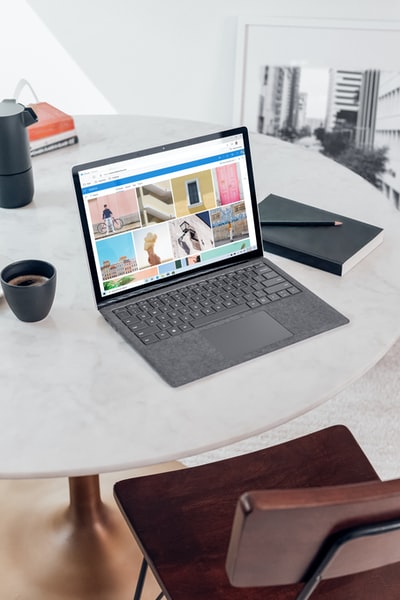 微软Surface笔记本电脑3白金白色圆桌